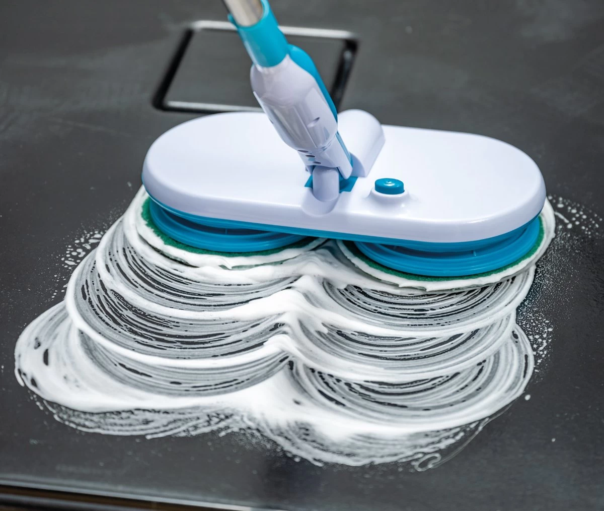 Mediashop Hurricane Floating Mop Elektrische Dweil - Oplaadbare Vloerwisser Voor Dweilen, Schrobben En Boenen - Met 2x 3 Microvezelpads 9 Mediashop Hurricane Floating Mop Elektrische Dweil - Oplaadbare Vloerwisser Voor Dweilen, Schrobben En Boenen - Met 2x 3 Microvezelpads - Afbeelding 7