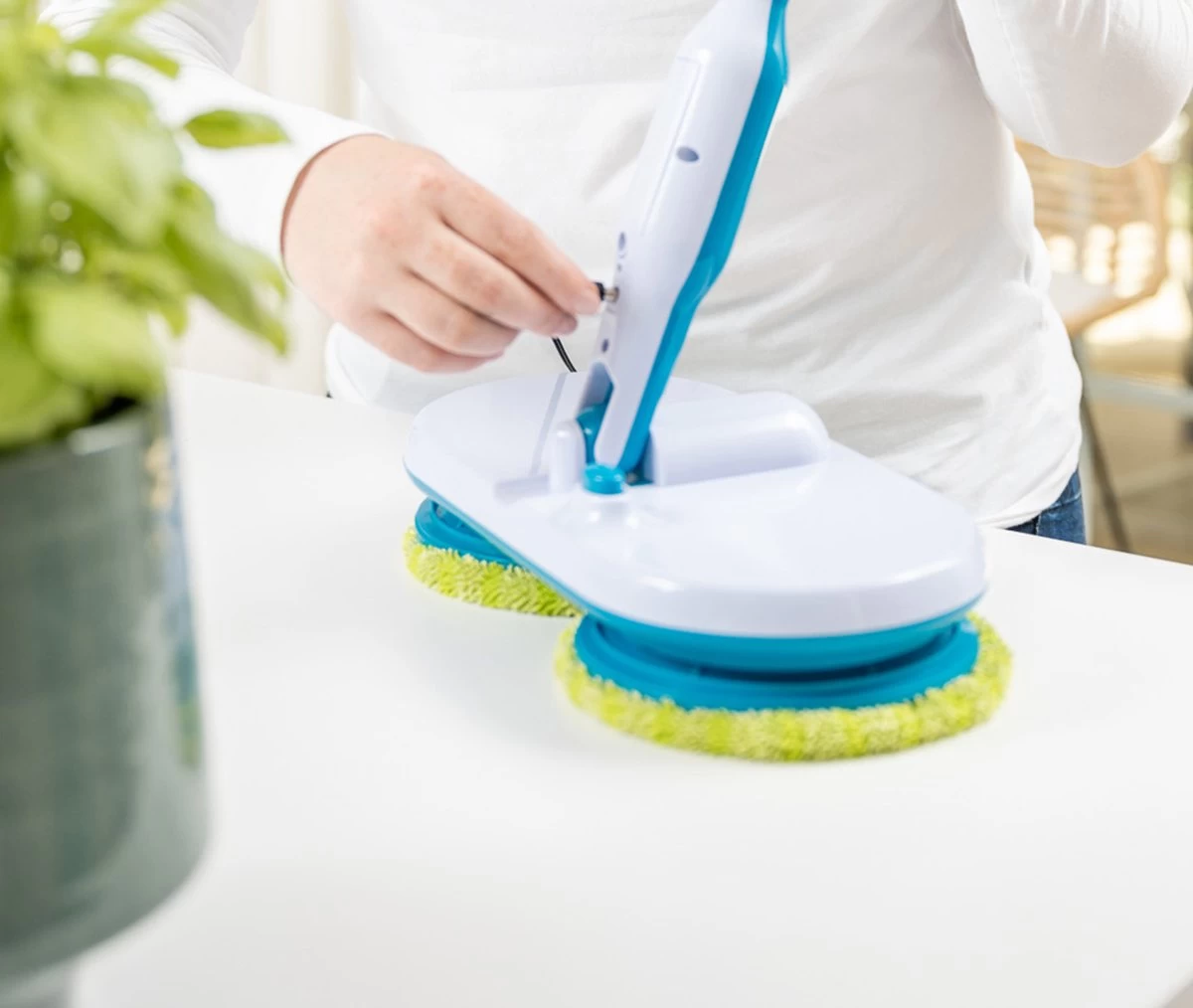 Mediashop Hurricane Floating Mop Elektrische Dweil - Oplaadbare Vloerwisser Voor Dweilen, Schrobben En Boenen - Met 2x 3 Microvezelpads 6 Mediashop Hurricane Floating Mop Elektrische Dweil - Oplaadbare Vloerwisser Voor Dweilen, Schrobben En Boenen - Met 2x 3 Microvezelpads - Afbeelding 4