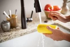 Scrub Daddy Damp Duster - Wonder Stoffer - Licht Blauw -Schoonmaakproducten Winkel 1200x802 2