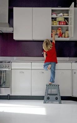 PUHLMANN - Inklapbare Kruk, JAMES, Plastic, Grijs, 40 Cm Hoog, Max 90 Kilo 8 PUHLMANN - Inklapbare Kruk, JAMES, Plastic, Grijs, 40 Cm Hoog, Max 90 Kilo -Schoonmaakproducten Winkel 748x1200